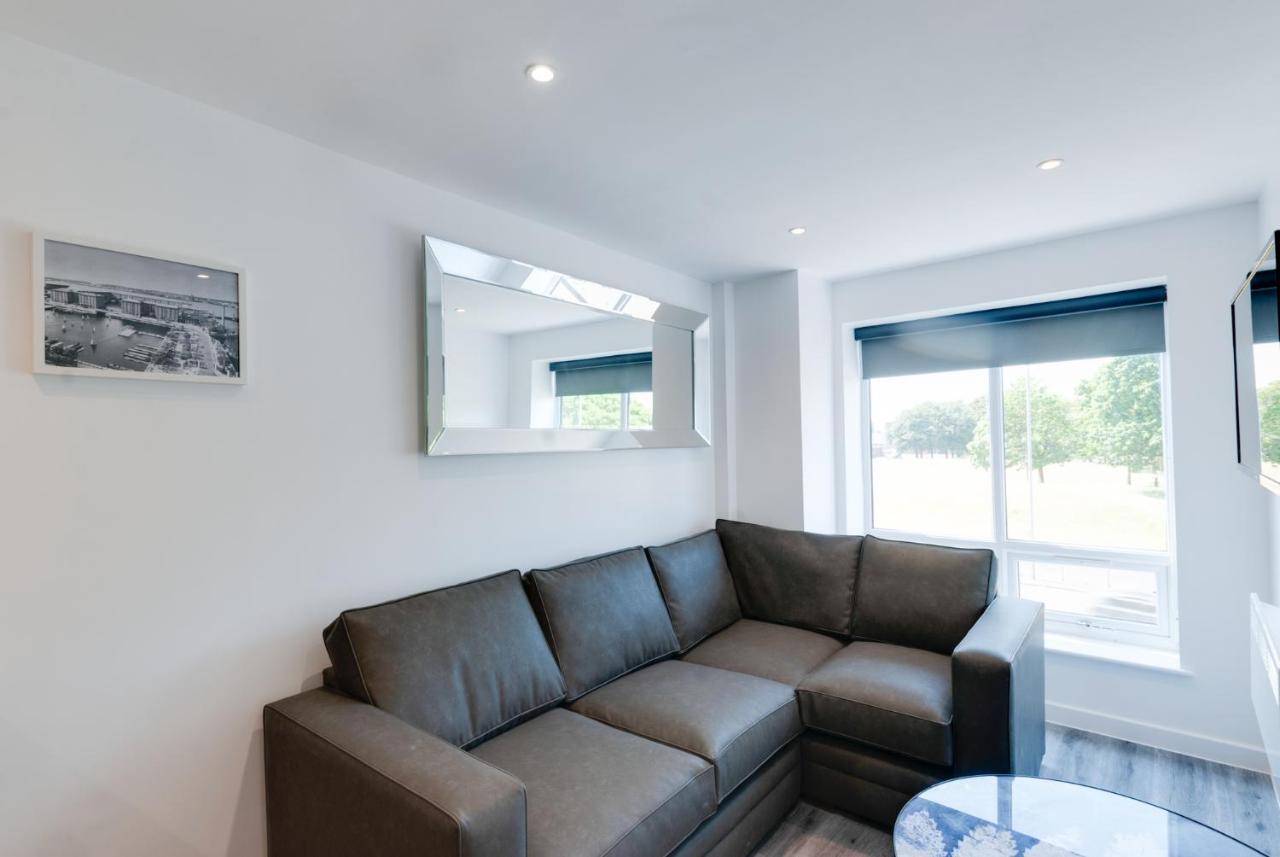 Short Apartment *